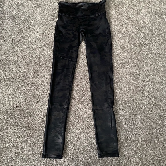 NEW Spanx Faux Leather Matte Black
Camo Leggings Shapewear Size S - Picture 4 of 9